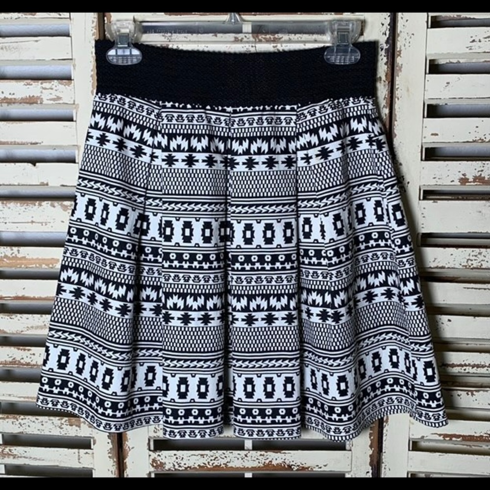 Miami~Medium~Pleat Mini Skirt~Black & White~Aztec